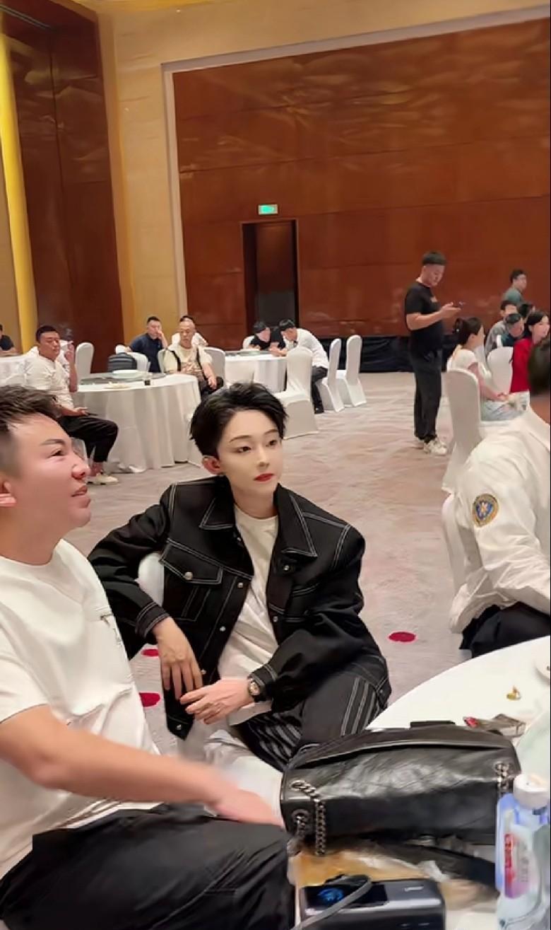 被称为“网红教父”舞帝利哥被网友吐槽抠门，喜欢买二手车，参加活动随礼也不大方，对