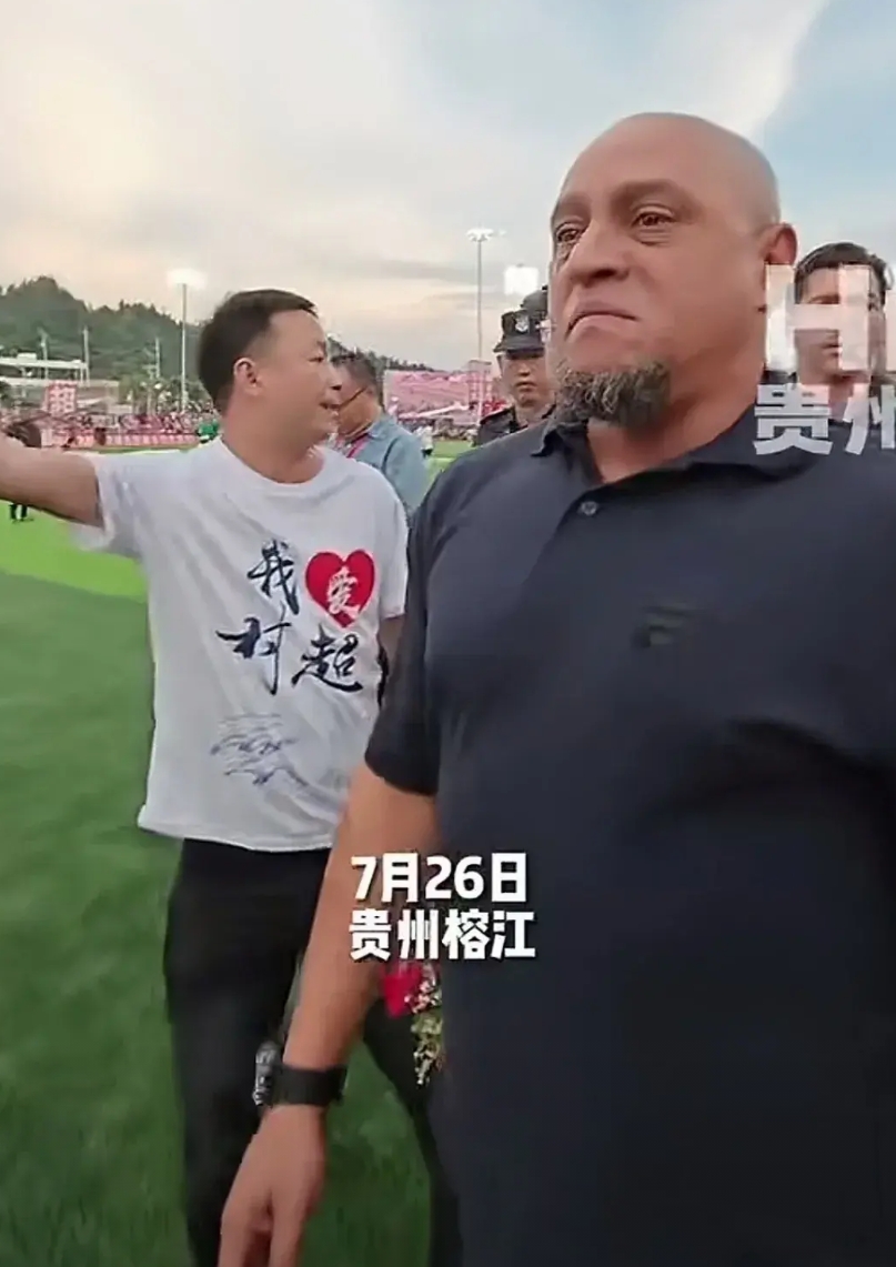 卡洛斯和巴乔出同时出现在贵州榕江村超引起的轰动不亚于任何领导人的出现。
贵州榕江