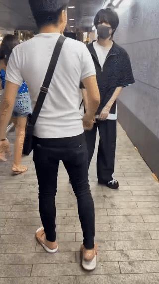 日本街头拍到的奇葩一幕
一名穿拖鞋的日本中年男子正在河边教训一名身材瘦小的日本年