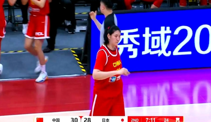 今晚中国女篮对日本女篮的热身赛打得非常精彩而嘉宾解说是中国女篮前主力球员卞兰她打