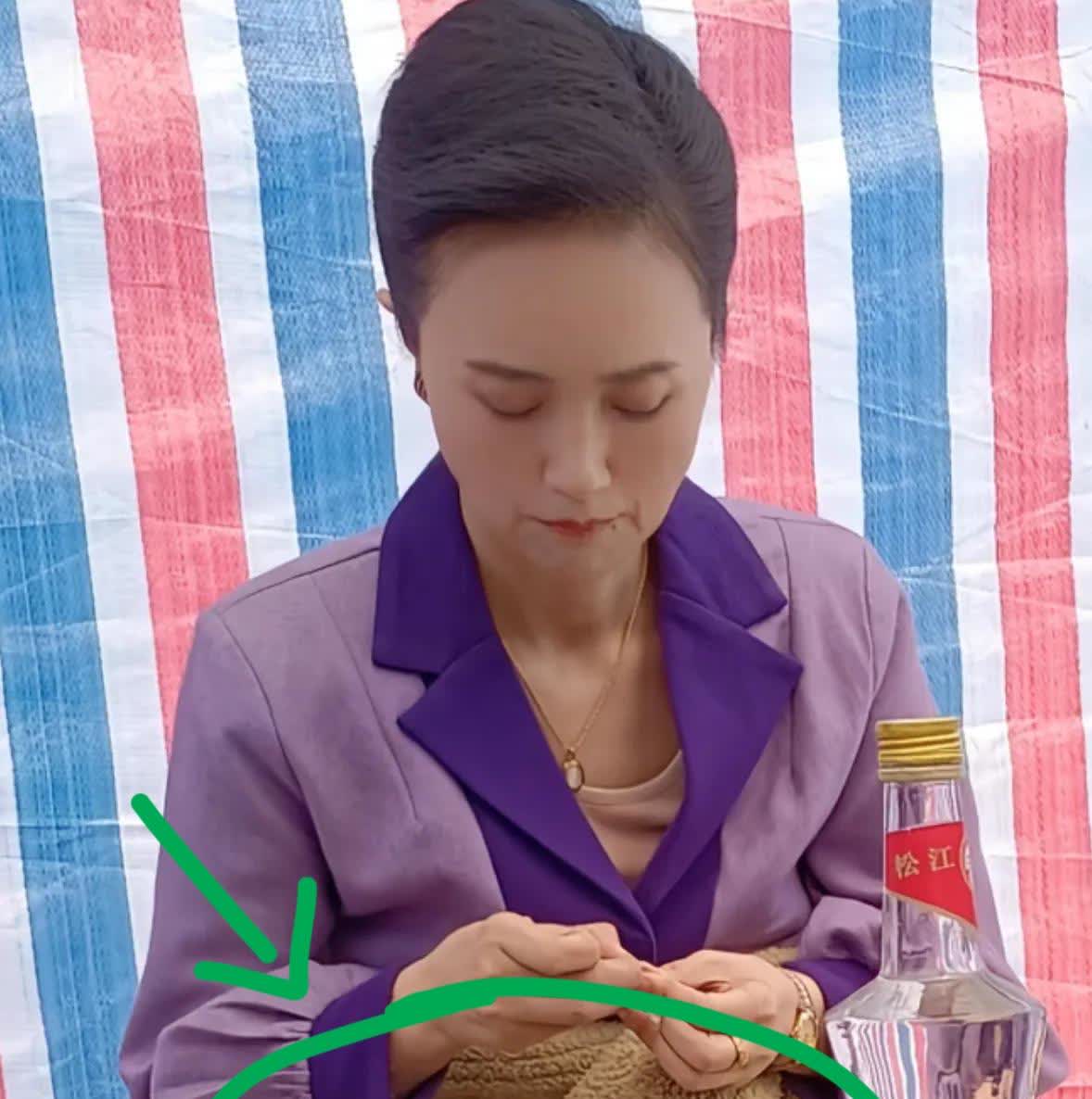 我妈在头条刷到朱媛媛的照片
沉默了好一会儿
突然哽咽地说，这个女的是不是已经
