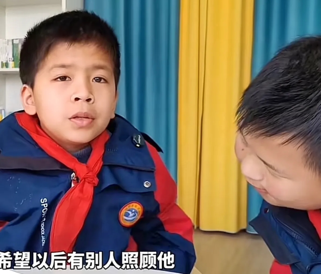 江西一男孩，患有智力障碍和语言障碍，上一年级时已经11岁了，老师嘱咐一7岁男孩：