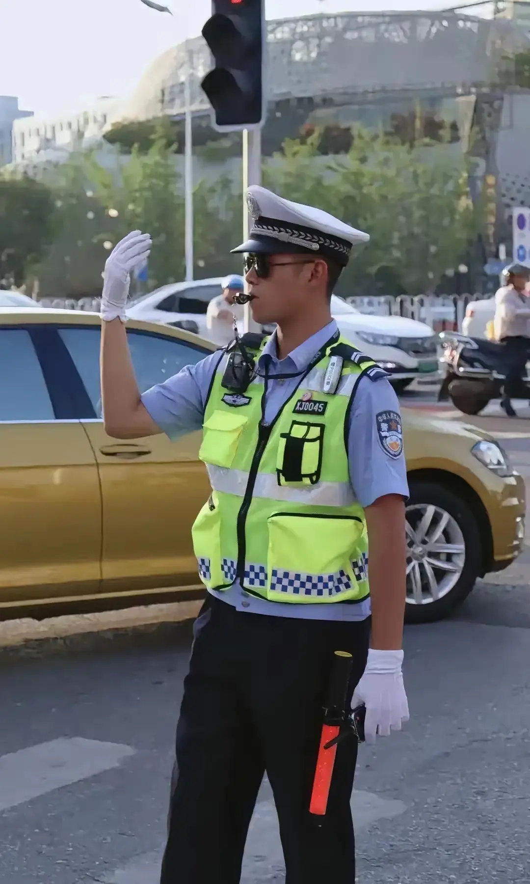 请问这个警衔是民警还是辅警？
