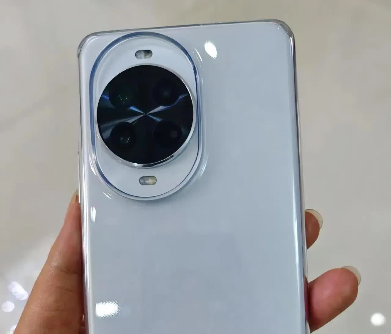 华为nova14一出，老用户坐不住了。

Ultra版直接塞进卫星通话，红枫
