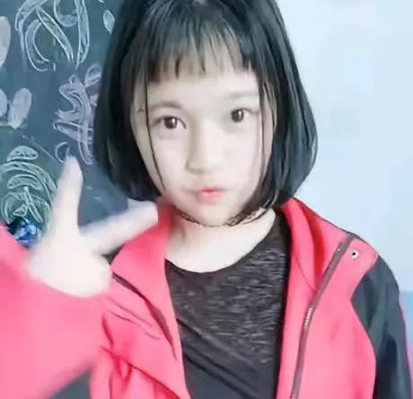 大家仔细看，两幅图片上的人眉宇之间是不是很相像呢？也许绝大多数的人都以为这是一对