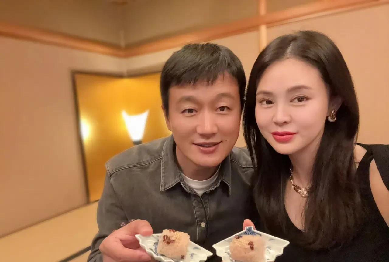 演员佟大为，罕见撒糖！
网友们纷纷表示，狠狠的吃了一波狗粮，一定要永远幸福。
话