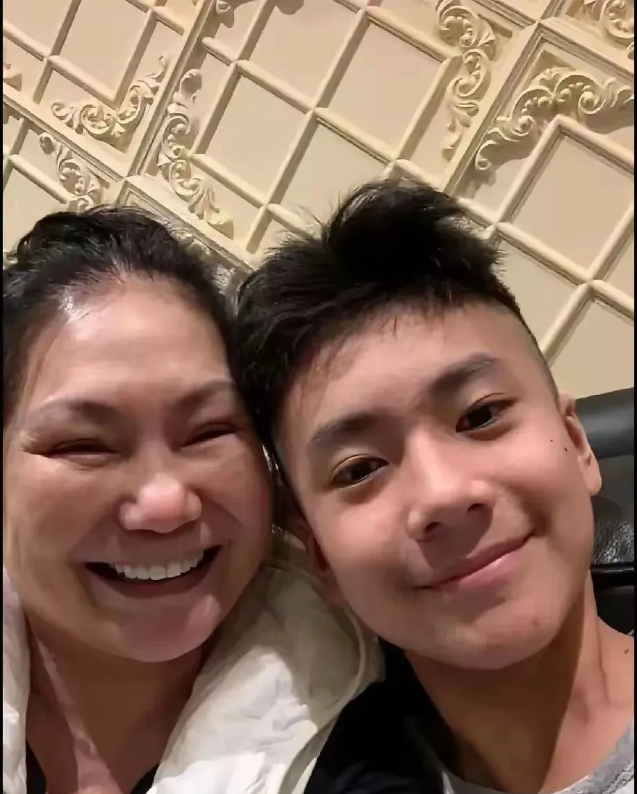 张兰为孙米谷争夺大S遗产











天呐！这剧情比电视剧还精彩！张兰