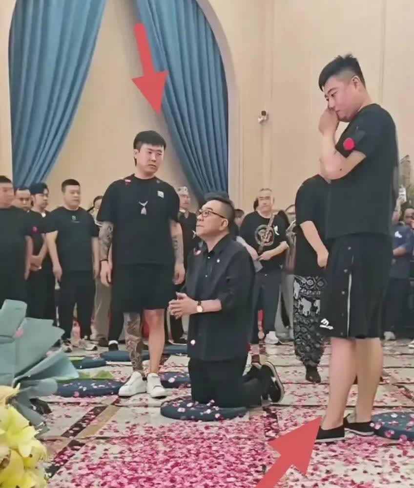 惊！杨少华追悼会竟现这般迷惑操作
 
家人们，谁懂啊！相声泰斗杨少华的追悼会