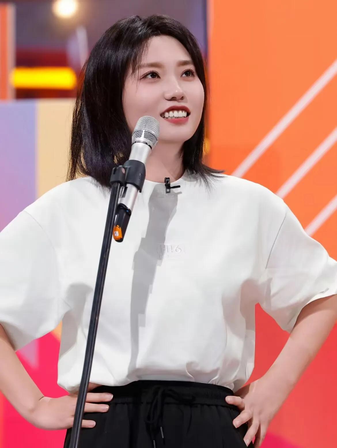 我低估李雪琴了
北大才女原来也是徒有虚名
你说她聪明吧
她办的事让人无法理解
花