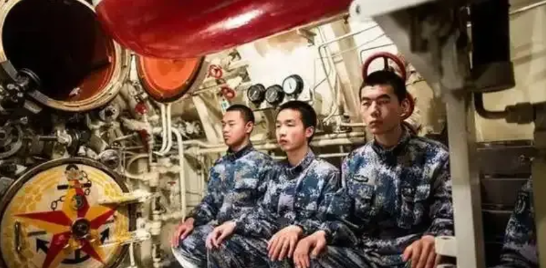 在潜艇里工作有多难熬?拿工资来证明，潜艇兵的工资，是按小时计算的。

可想而知，