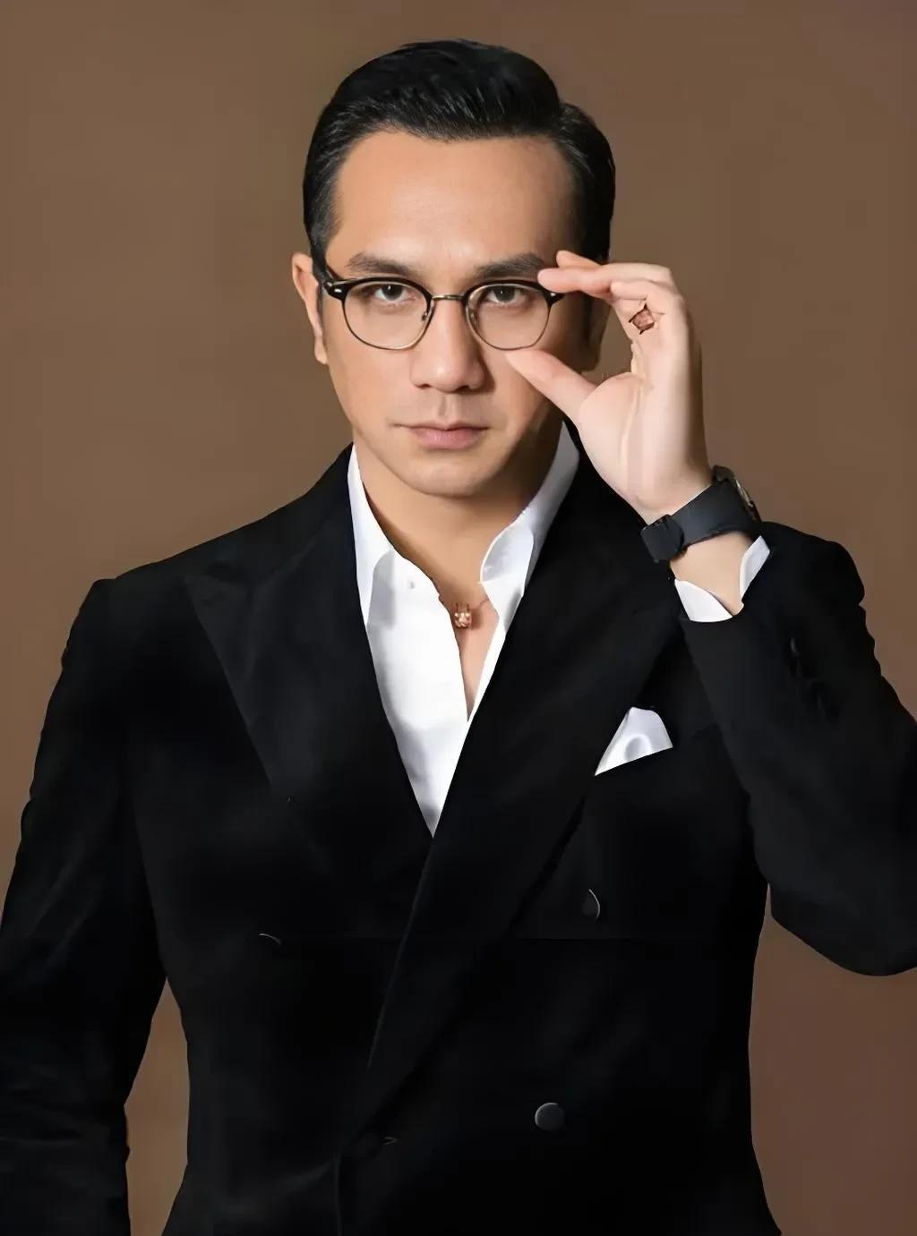庄芦隐，
他明明是藏海的仇人却让人恨不起来，
他明明杀人如麻却让人觉得有情有义，