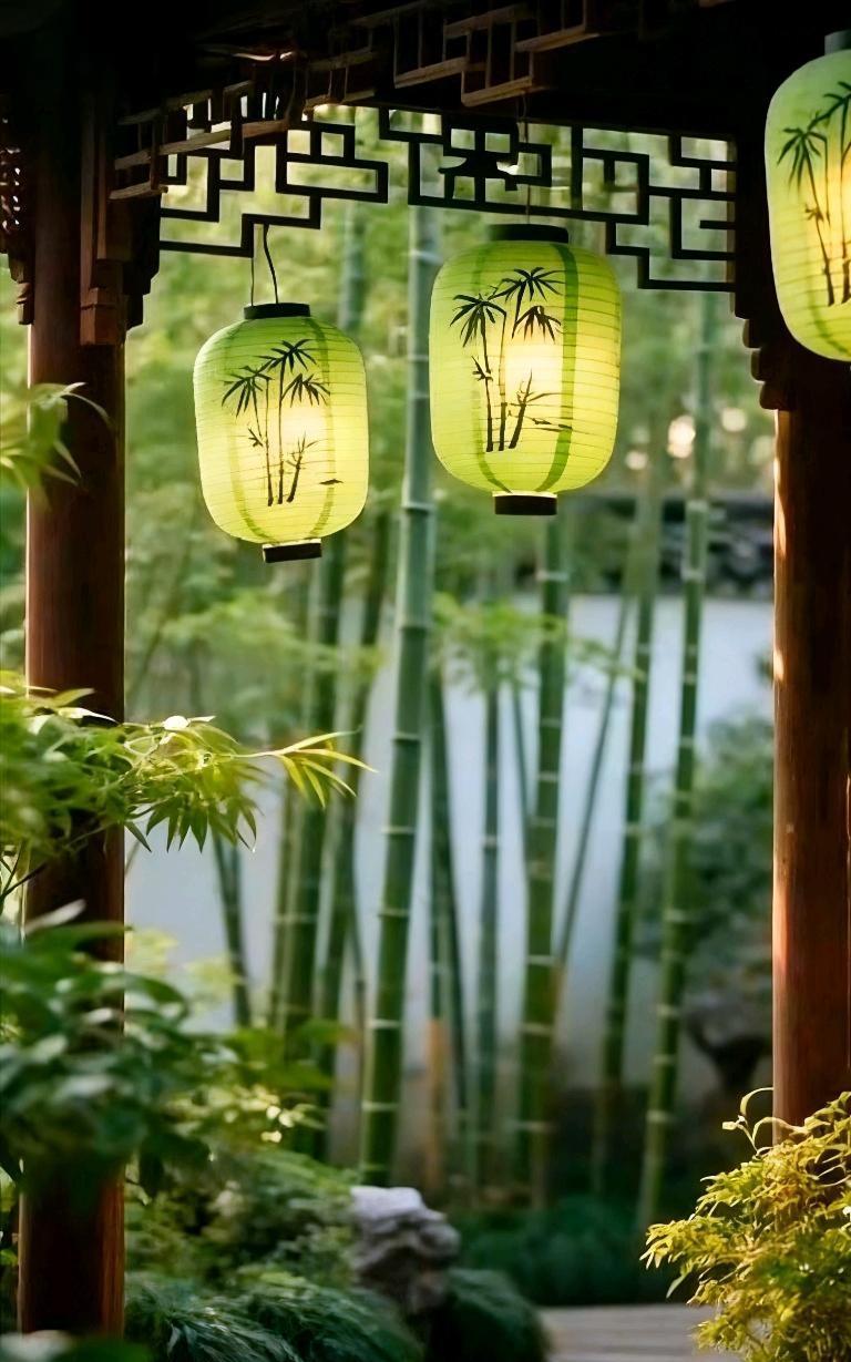 竹影灯韵
傍晚，我踱步至庭院的廊下。晚风轻拂，带着竹子的清冽气息，扑面而来。
廊