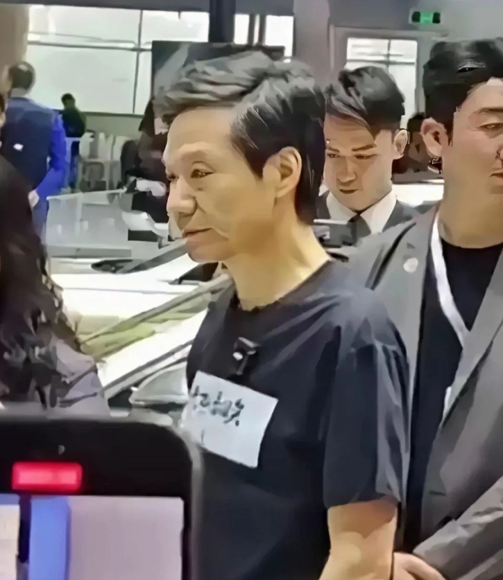 小米su7事件，真的对他伤害太大了！
老天爷啊！这才一个月不到，雷军近照暴瘦+衰