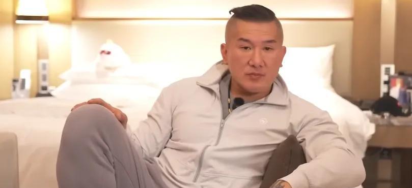 馆长在直播中回应了这次来深圳到底赚钱吗？馆长说这次肯定是不赚钱，能不狠狠赔钱就不