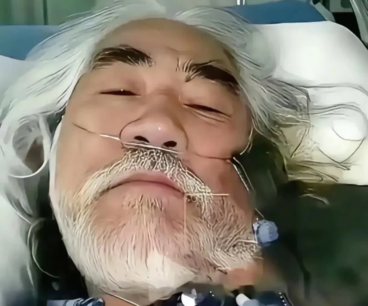 病床上73岁的张纪中太可怜了！
插着氧气，还挂着心电图，看起来很严重样子…
