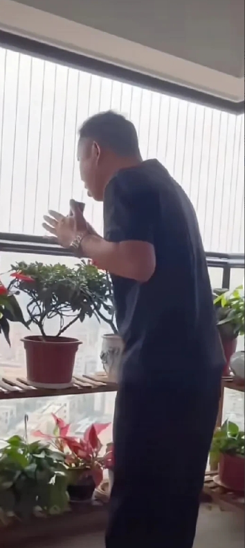 孙海洋是个能人，他最近就不出来冒泡。
按说马上六一八了，又正好赶上高考。为了直播