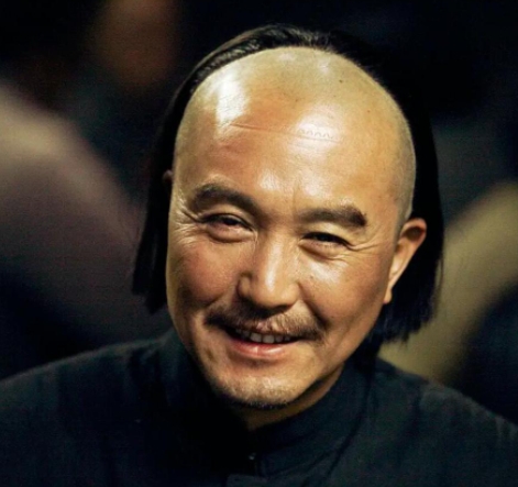 当年，吴刚接到个电话，刚应了一声，对面就传来一顿训斥：“这戏你演得太臭了！”
“
