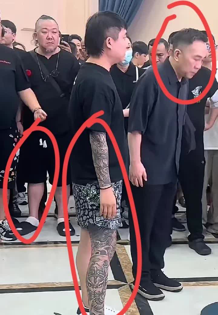 杨少华老爷子去世了，
最恶心的一幕出现了！

追悼仪式上亲儿子给老爷子微微