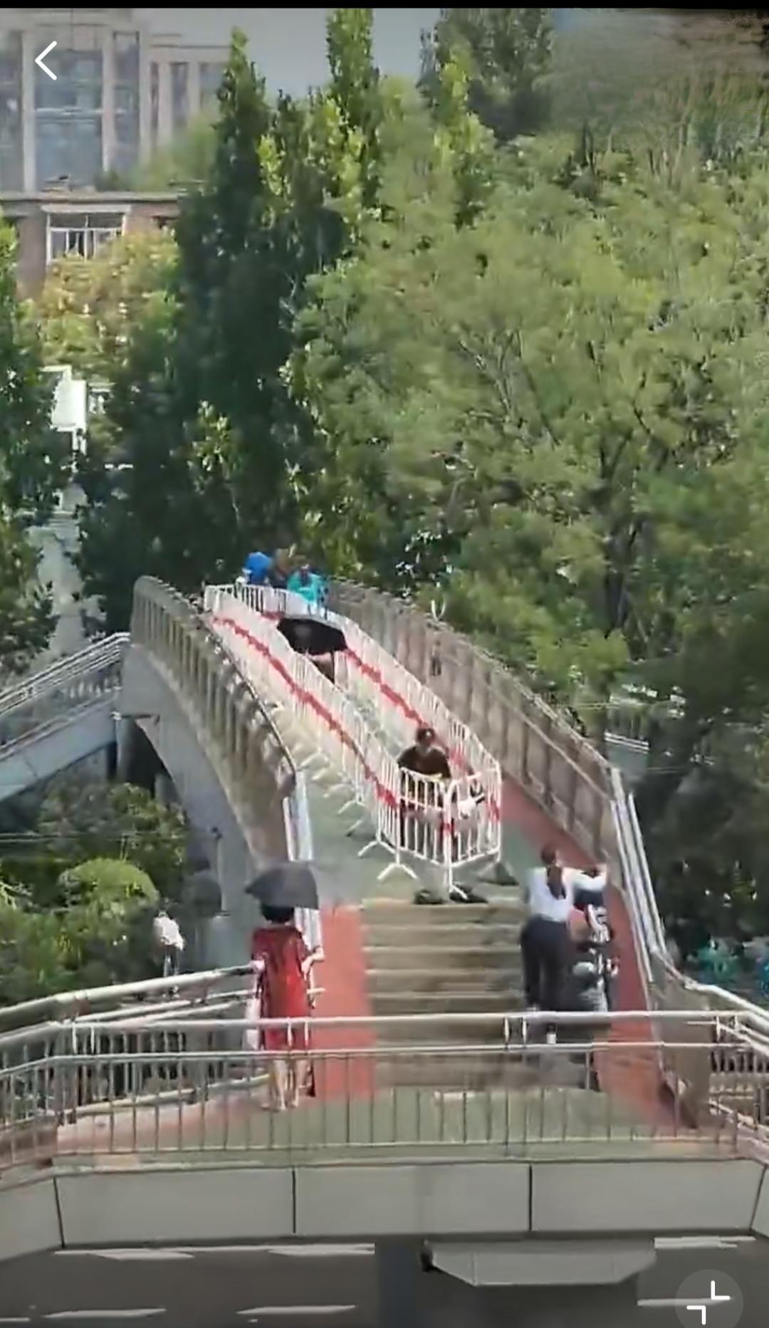 向这座城市的管理学习
一座过街天桥，中间围栏圈起，内置两个保安，管理过桥秩序，行
