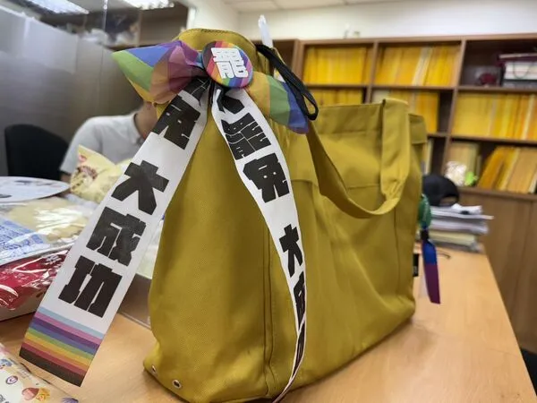 绿委陈培瑜今天（23日）发文控诉称，自己的办公室同仁在带访客上楼时，途经中兴大楼