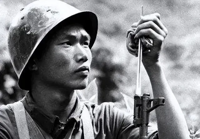 1990年，十几个小混混围住一个农民，要他交保护费，没想到这个农民竟是退役侦察兵