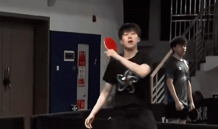 就说哥这么做肯定有他的道理
这不自然的劲儿
同事刚才在茶水间发现个移动充电桩，现
