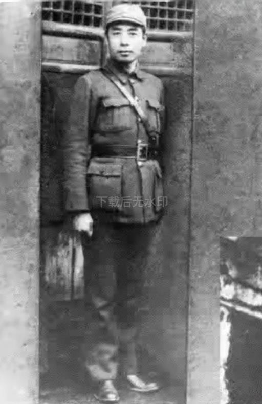 周总理戎装照。

1939年3月，中共中央军委副主席周恩来同志以国民政府军事委员