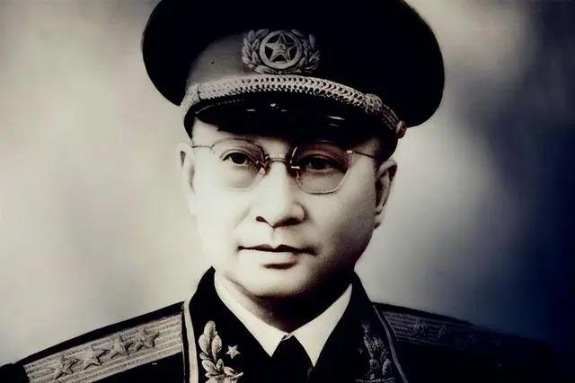 1953年，陈赓在哈尔滨办事，被人无故拦车。只见这小交警娴熟地拉开车门，一屁股坐