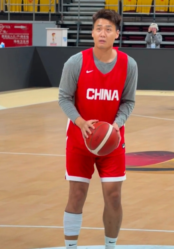 郭士强指导透露：因全运会比赛比较疲劳，赵睿到国家队训练后腿部有些拉伤，从保护球员