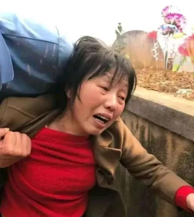 1984年，一战士壮烈牺牲，其新婚20天妻子拒绝改嫁，坚持生下遗腹子，35年后，