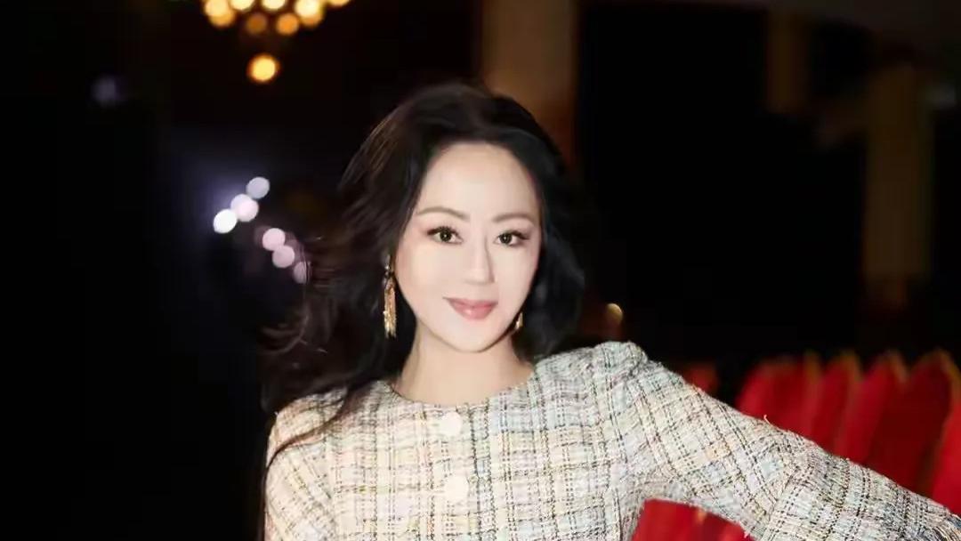 章小蕙才是“真名媛”，小香风+牛仔裤高级洋气，又带火了