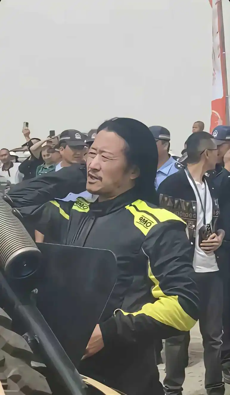 你别说，吴京留长头发和胡子看着确实像满族人。


