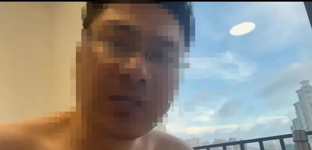 一男子说想念远嫁的女儿，特意坐了一晚上车2000多公里，带了家里的土鸡、土鸡蛋，