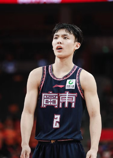 新赛季徐杰更成熟了？综合技术能力，已经和队友胡明轩有了差距！
胡明轩出道其实比较