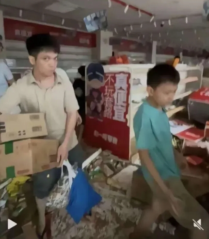 真是没素质啊！这回人尽皆知了

广东怀集前阵子遭了洪水，本来大家都忙着救灾，结果