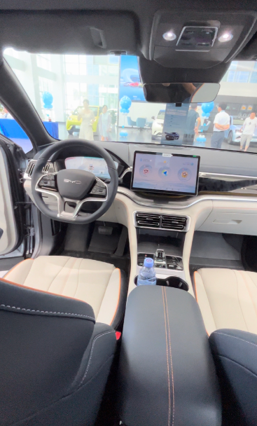 提车你们眼中的比亚迪宋，真香

提车后被奇葩女司机刮蹭，强行变道过来不会开车就不