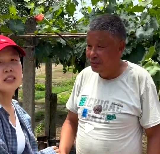 安徽一残疾女孩独自在街上卖菜，一男子见她可怜，便花500元买下所有的菜，只要求去