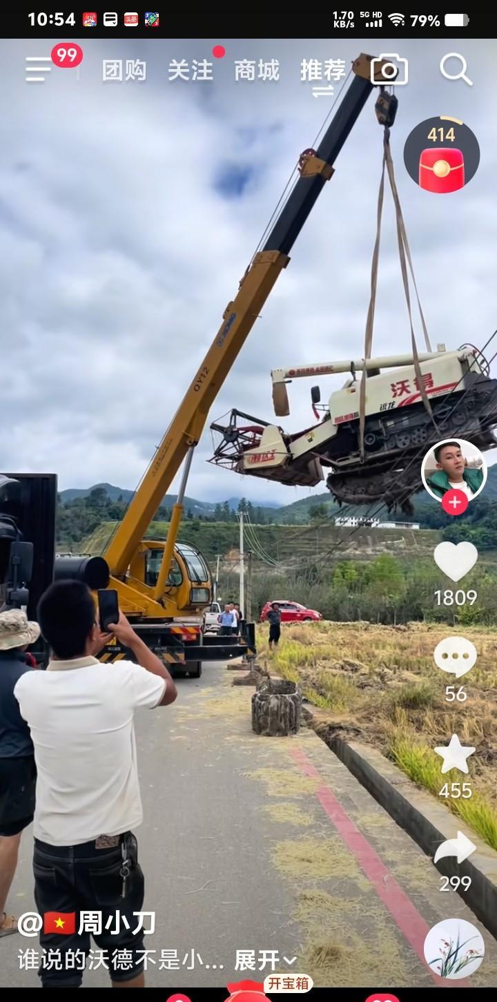 河南百姓收秋着实不易，他们在雨幕中、泥泞里争分夺秒抢收粮食。各种大型机械纷纷登场