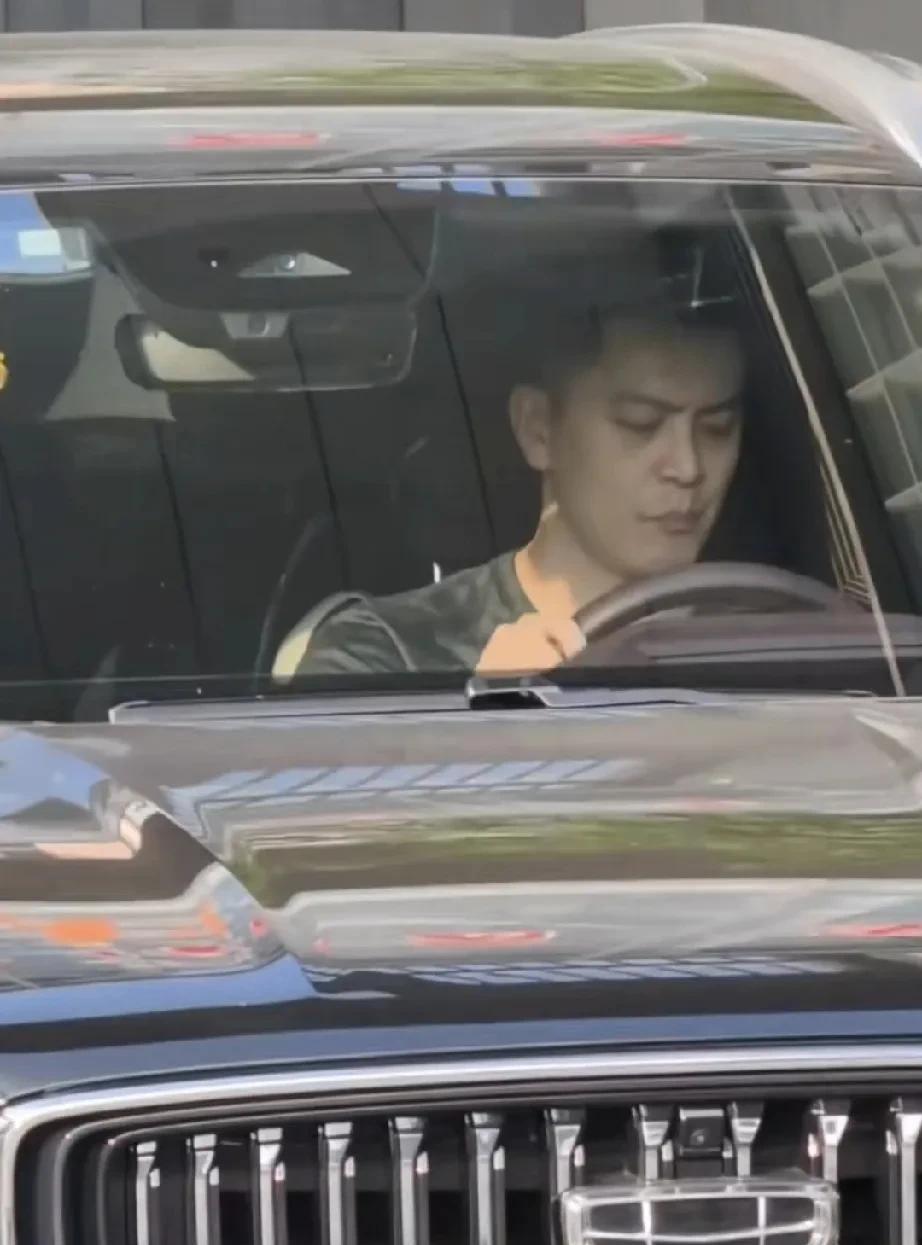 杨鸣为何如此低调？就连手帝的座驾都比他好！
近日，又看到杨鸣开着他的座驾吉利星越