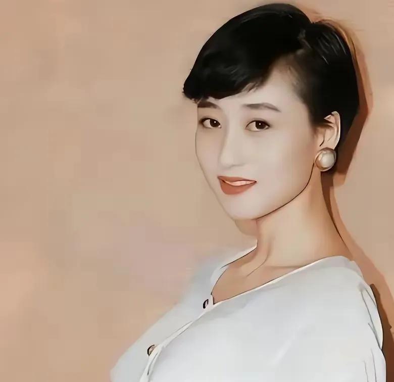 利智太美啦！一双迷人的大眼睛，浑身透着大气端庄之美！妥妥的女神一枚！
怪不得李连