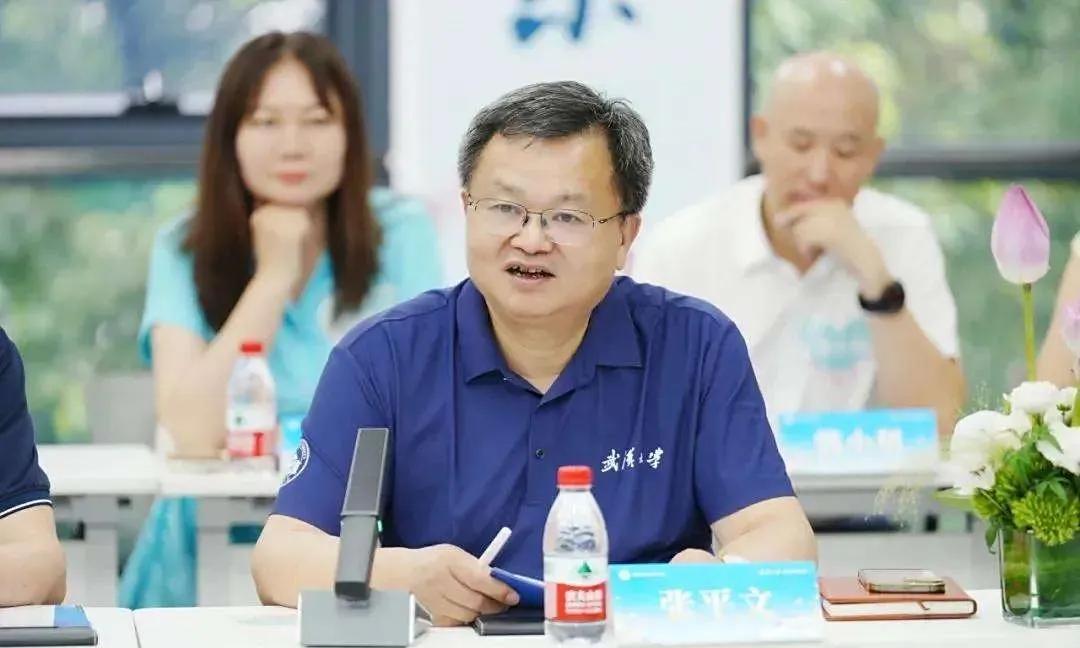 武汉大学
这么出名
校友老教授都急了
校长张平文稳坐钓鱼台
他回应说还在处理中，