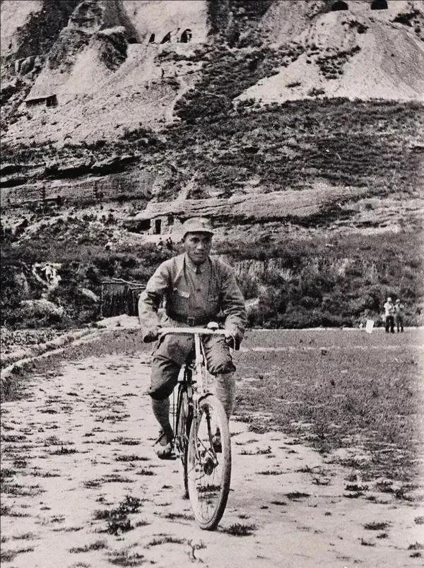 【在摄影师的纠缠下，朱德老总留下了这张影相】，1938年延安，八路军总政宣传部摄