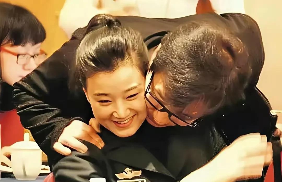 成龙色胆包天
敢吃宋祖英的豆腐
真是不想在内地混了？
宋祖英可是娱乐圈里的一股清