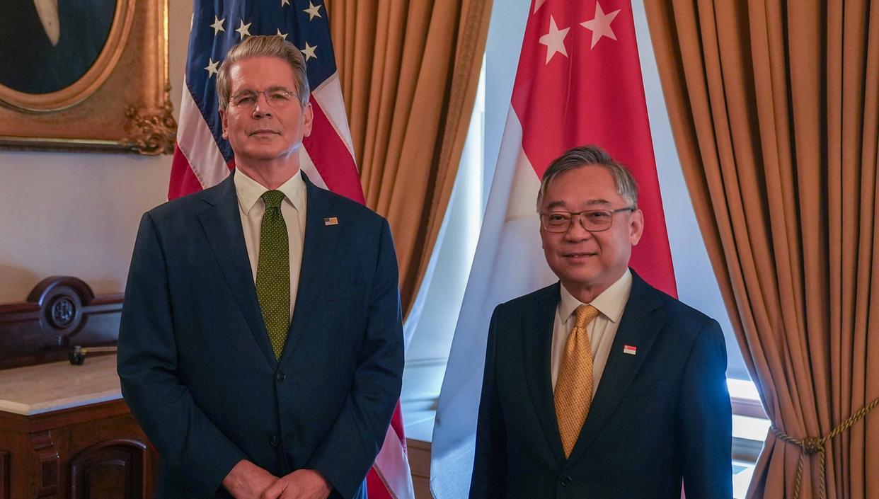 美国财长贝森特今天发文说：“今天，我会见了新加坡副总理兼贸工部长颜金勇。我很高兴