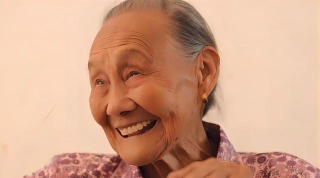 2015年，103岁老太太去看病。医生刚掀开她的衣服，顿时惊掉了下巴，示意医护：