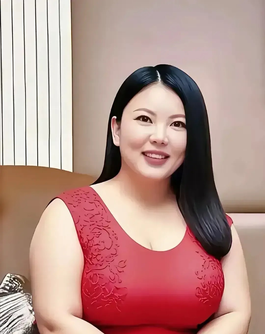 家人们谁懂小时候看李湘，那是多少人的“梦中情妈”+“顶级富婆”！
现在她49岁了