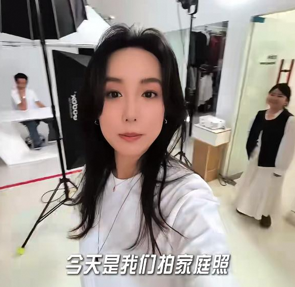 吕一全家福曝光，70岁爸爸撞脸刘德华，不见钱泳辰引猜测