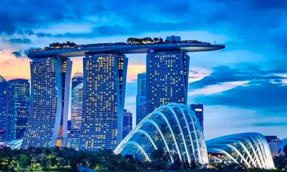 深圳不再对标香港，而是超越新加坡。

2014年，深圳GDP，1.68万亿元。