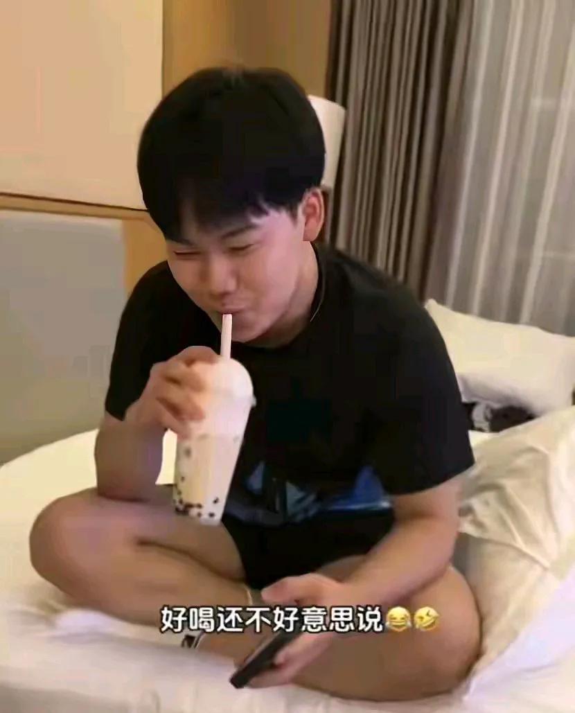 笑死人了！松岛辉空这小子，居然因为喝了10瓶冰饮料闹肚子疼，结果直接输球了！
闫