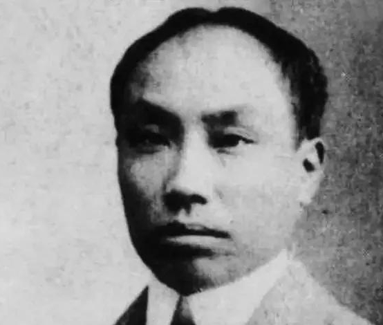 1953年，毛主席来到陈独秀的老家安庆视察。突然，毛主席问工作人员：“陈独秀家还